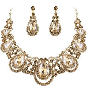 Women’s fashion necklaces